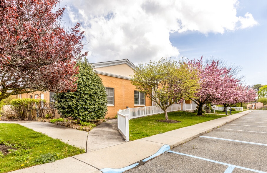 More Photos Of 720 Albin Ave, West Babylon Specialty For Lease