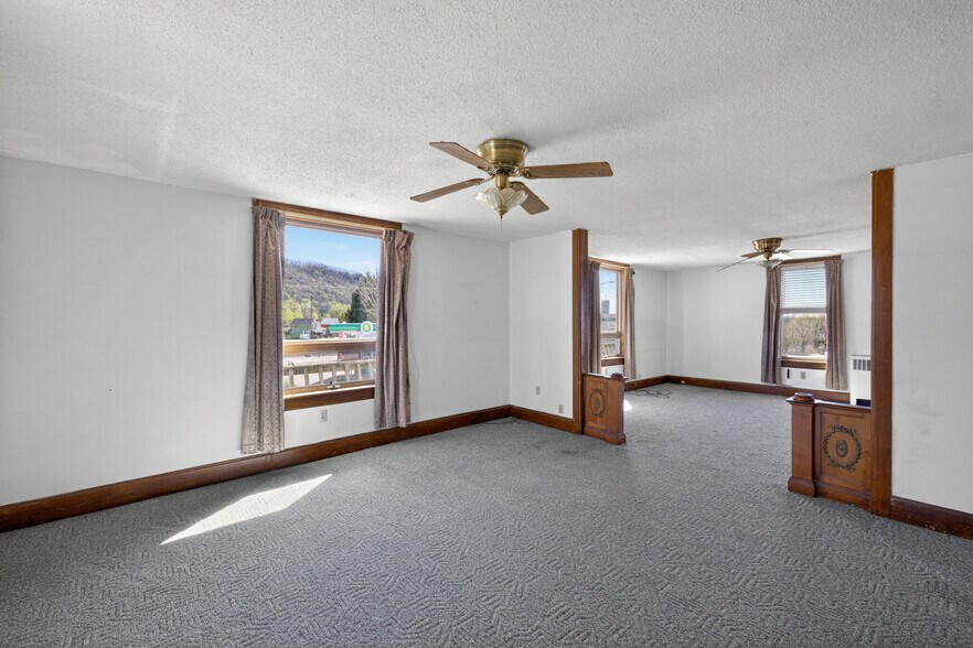 More Photos Of S101 S Main St, Nelson General Retail For Sale