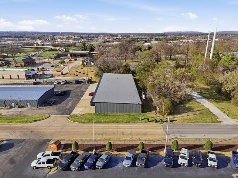 More Photos Of 3416-3422 N College Ave, Fayetteville Unknown For Lease