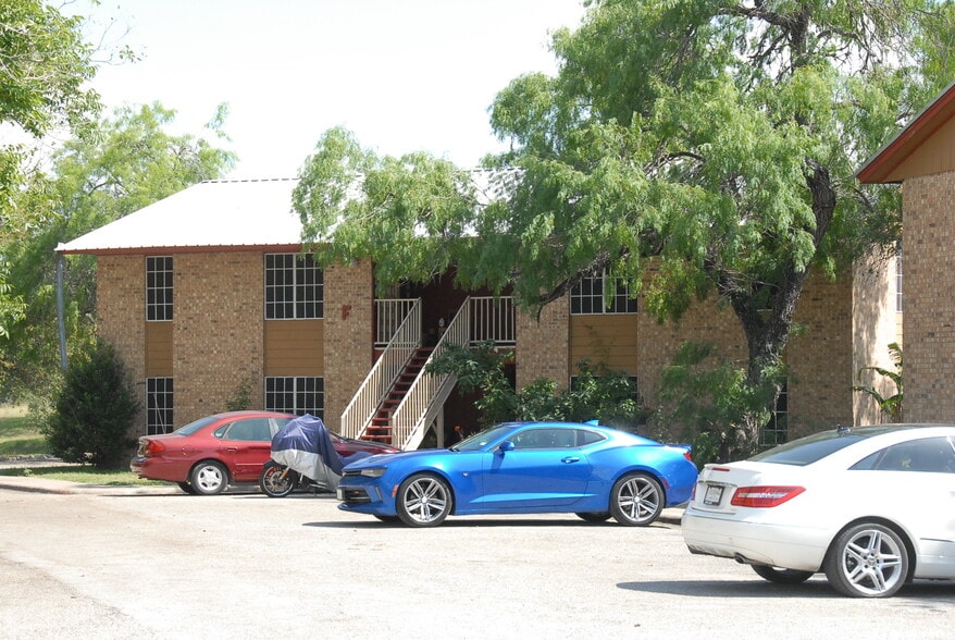 More Photos Of 600 E Crockett St, Beeville Apartments For Sale
