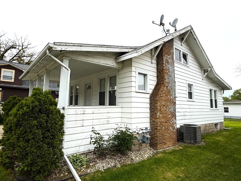 More Photos Of 918 Blackhawk Blvd, South Beloit Multifamily For Sale