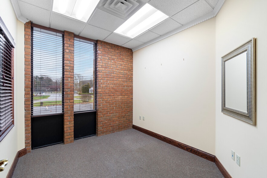 More Photos Of 81-90 N Miller Rd, Fairlawn Office For Sale