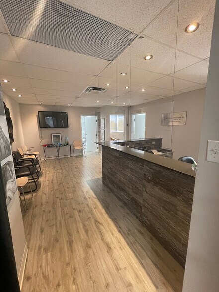 More Photos Of 3858-3870 Notre-Dame, Laval Office For Sale