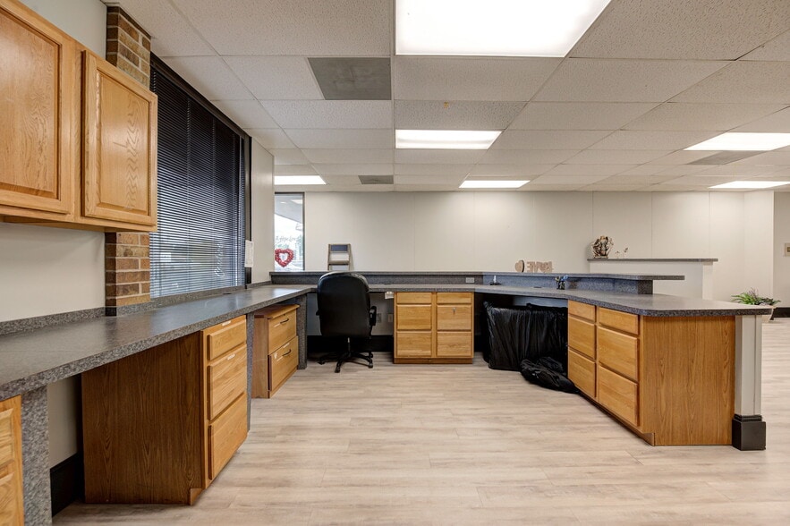 More Photos Of 1212 S Air Depot Blvd, Oklahoma City Office For Sale