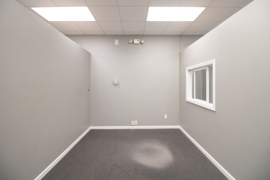 More Photos Of 961-965 E Washington St, Winchester General Retail For Lease