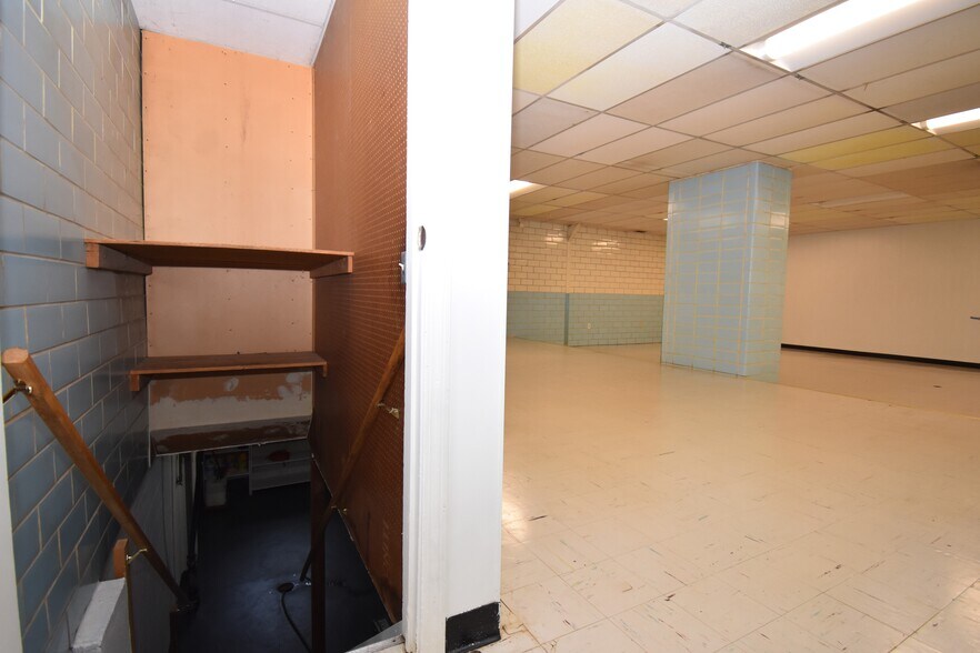 More Photos Of 132 N Main St, Hubbard Freestanding For Sale