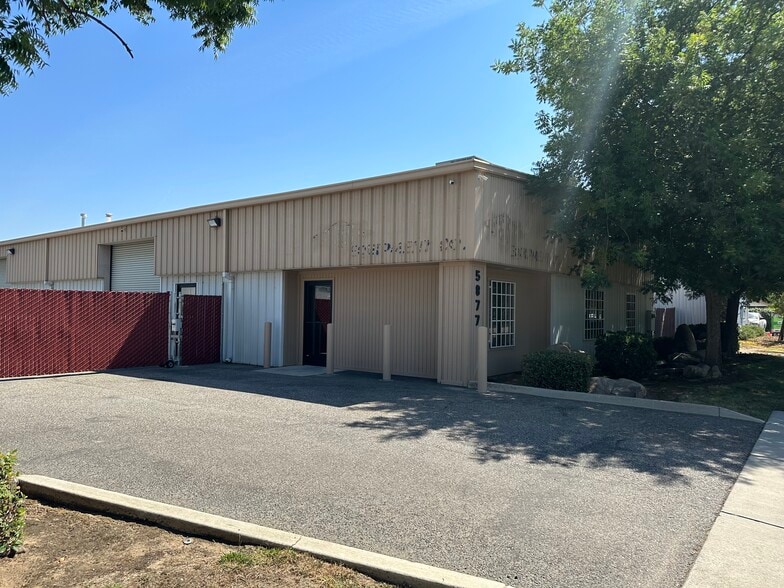More Photos Of 5877 E Clinton Ave, Fresno Warehouse For Lease