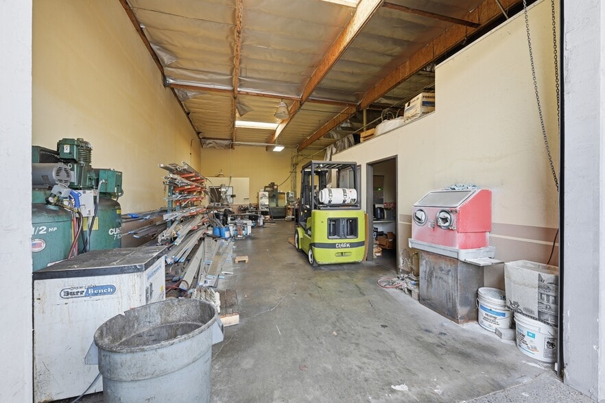 More Photos Of 228 Venture St, San Marcos Manufacturing For Sale