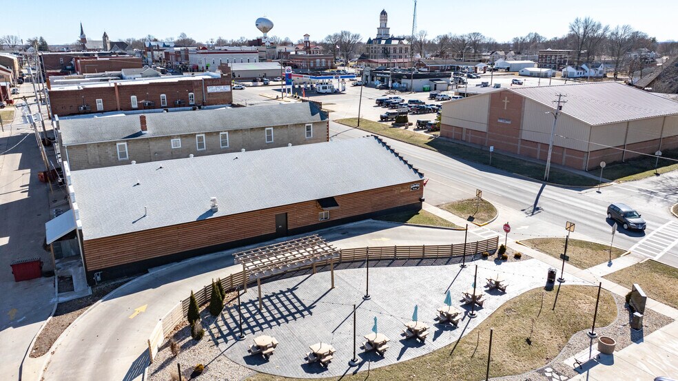 More Photos Of 309 N State St, Jerseyville Freestanding For Lease