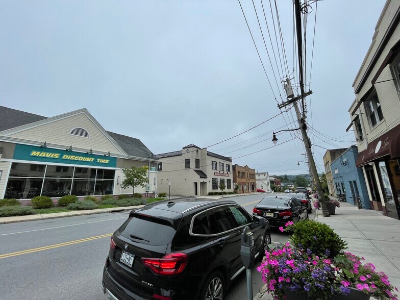 More Photos Of 10 Marble Ave, Pleasantville Bar For Lease