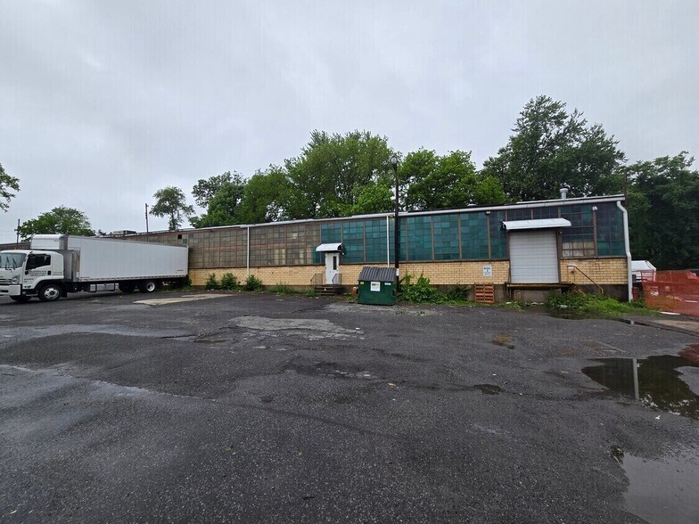 More Photos Of 533 Whitehead Rd, Hamilton Warehouse For Lease