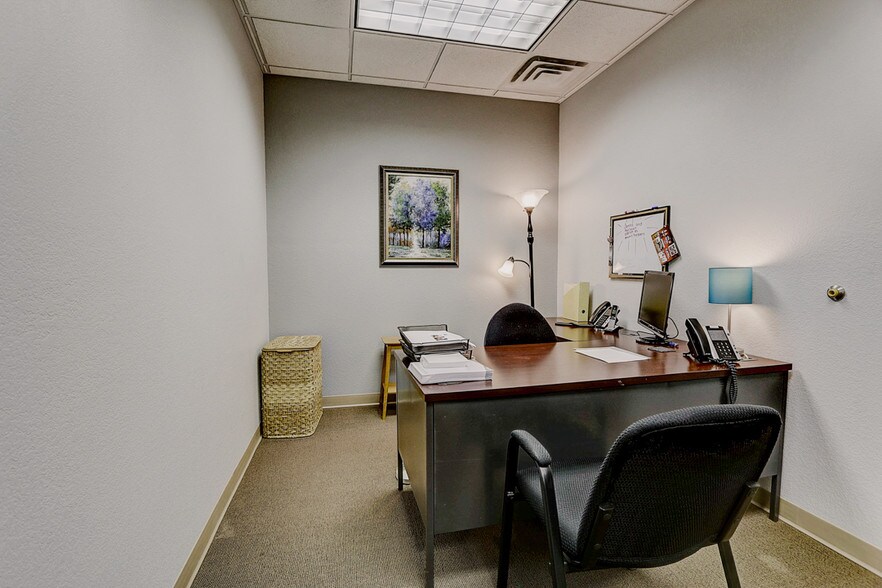 More Photos Of N28W23000 Roundy Dr, Pewaukee Office For Sale