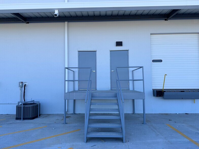 More Photos Of 19926 Kraus Lp, Laredo Distribution For Sale