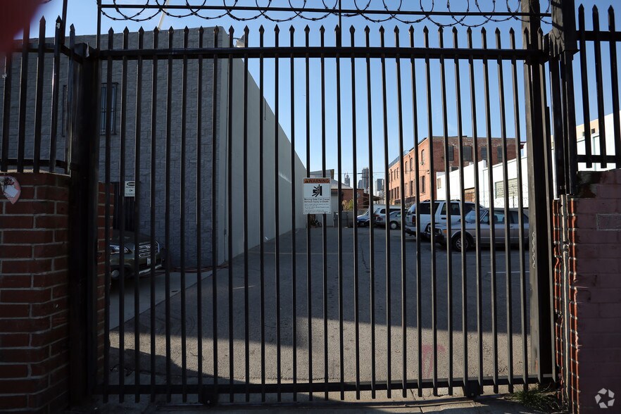 More Photos Of 725 Ceres Ave, Los Angeles Warehouse For Lease