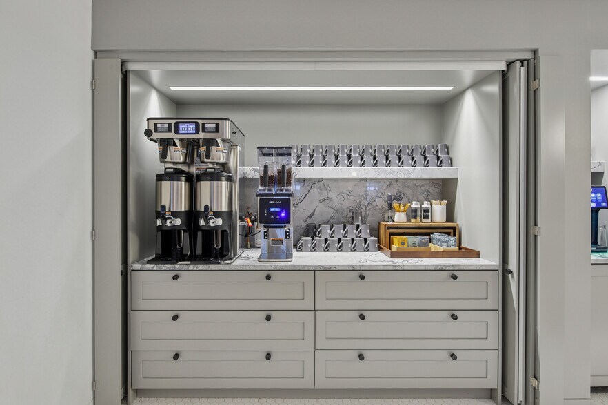 More Photos Of 33 N LaSalle St, Chicago Coworking Space