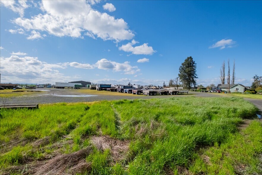 More Photos Of 6011 Grinde Ln NE, Silverton Flex For Lease