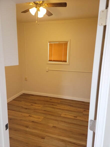 More Photos Of 450 Montana Ave, Lovell Storefront Retail Office For Sale