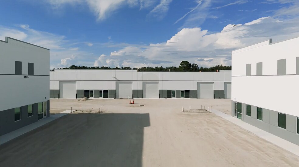 More Photos Of 8170 Uzita Dr, Sarasota Flex For Lease