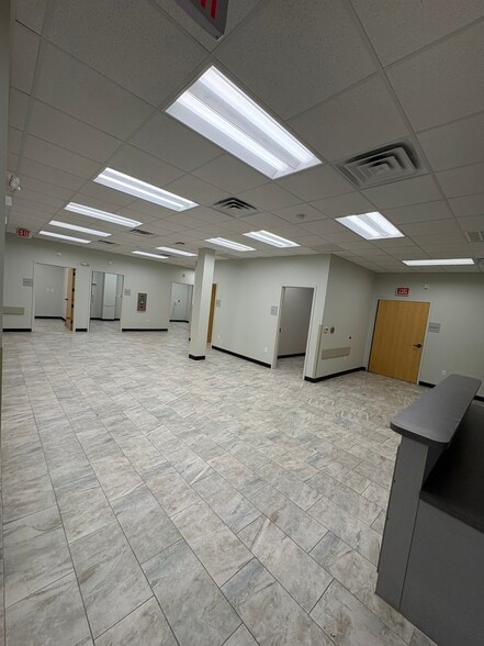 More Photos Of 1418 Heather Dr, Opelousas Office For Sale