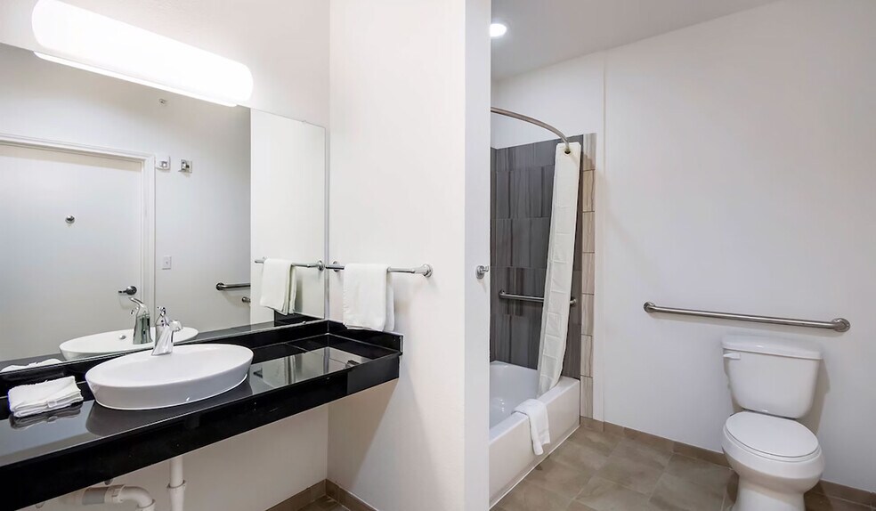 More Photos Of 209 Cedar Ln, Channelview Hotel For Sale