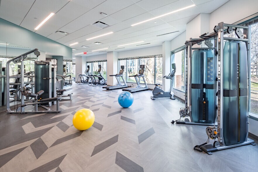 More Photos Of 3130 Fairview Park Dr, Falls Church Office For Lease