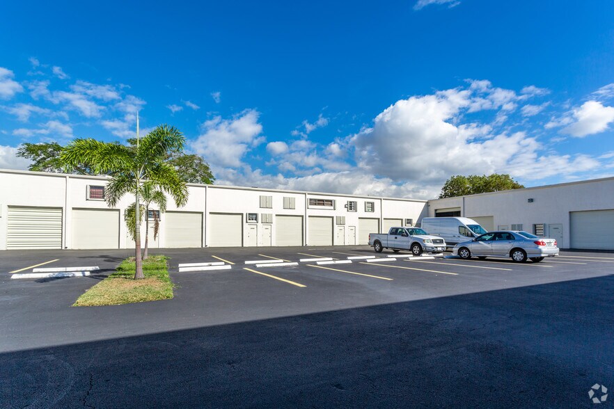 More Photos Of 13879-13981 SW 140th St, Miami Warehouse For Lease