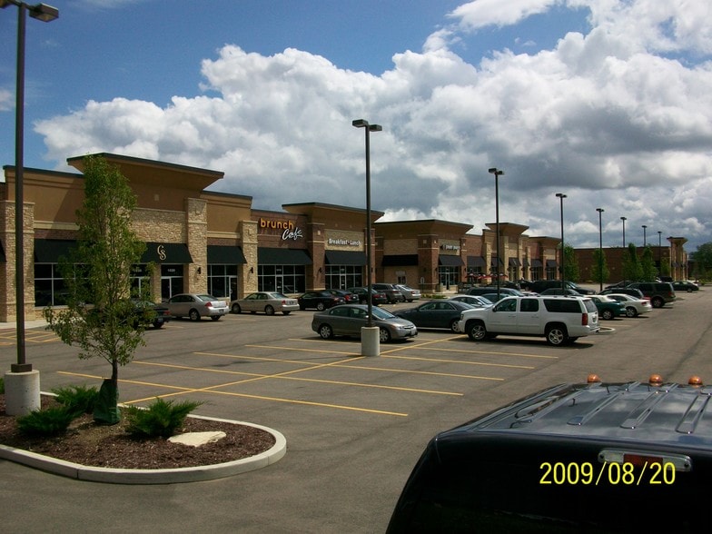 More Photos Of 1520 Lake St, Roselle Freestanding For Lease