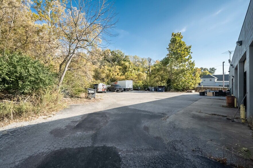 More Photos Of 3444 N Lindbergh Blvd, Saint Ann General Retail For Sale