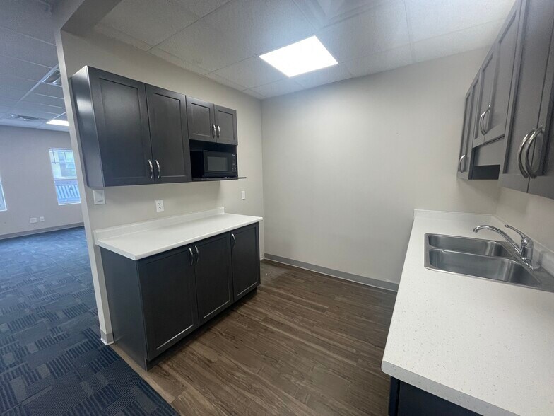 More Photos Of 6 Front St N, Thorold Office For Lease