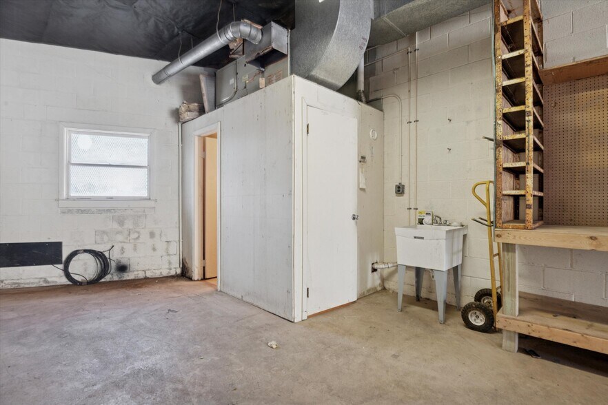 More Photos Of 101 Hawley St, Wilmington Warehouse For Lease