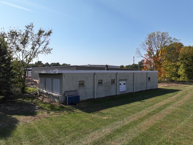 More Photos Of 57582 N Main St, Three Rivers Flex For Lease