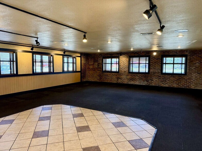 More Photos Of 1000 N Douglass St, Malden Restaurant For Lease