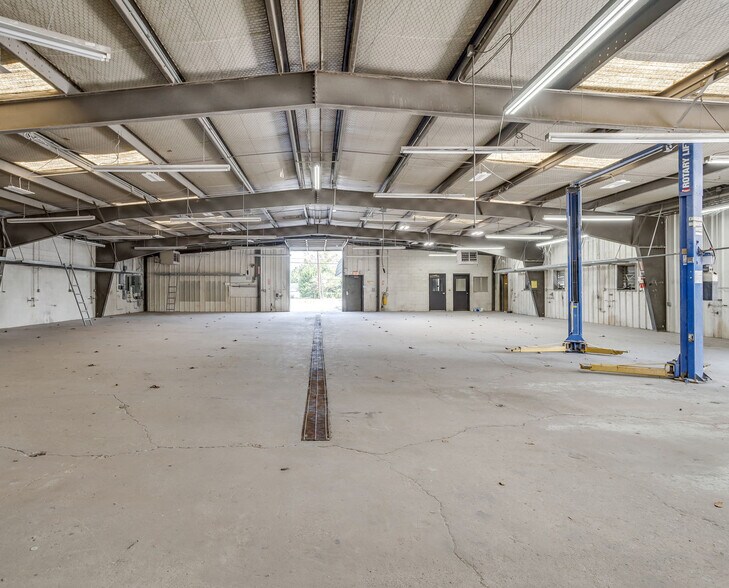 More Photos Of 926 W Division St, Arlington Flex For Sale
