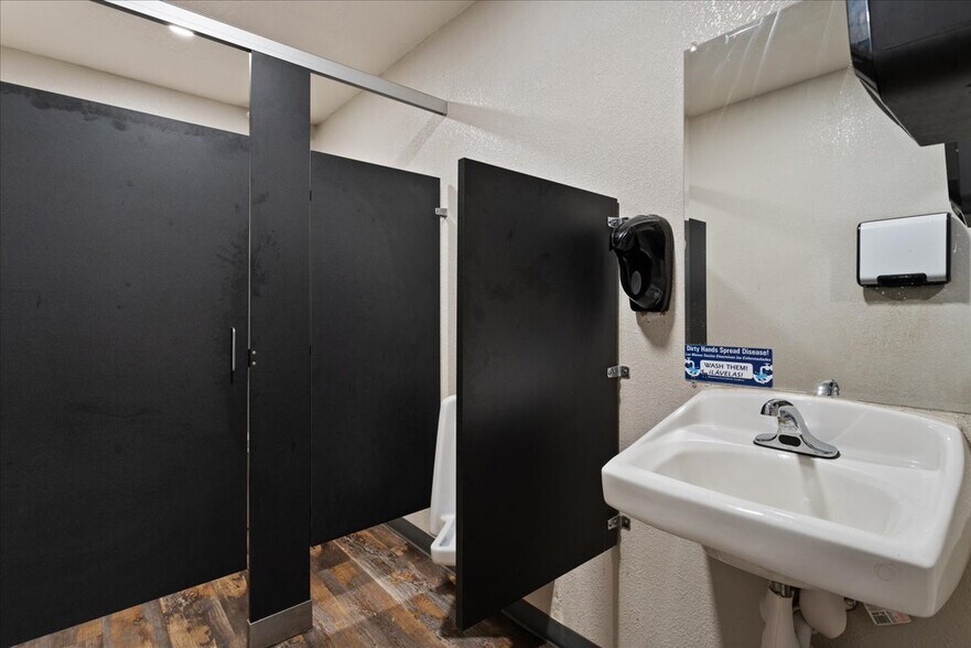 More Photos Of 122 W 6th St, Cheyenne Light Distribution For Lease