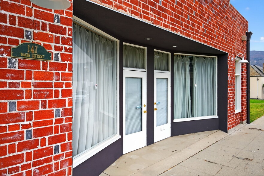 More Photos Of 141 Davis St, Santa Paula Storefront For Sale