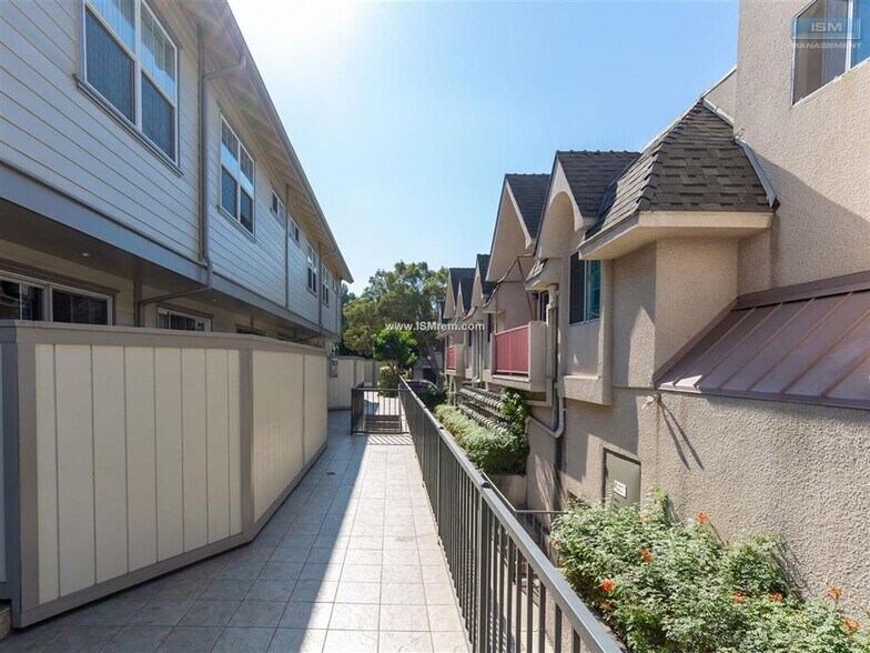 More Photos Of 1239 W 30th St, Los Angeles Apartments For Sale