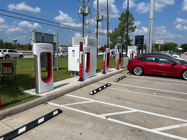 More Photos Of 19073 North Fwy N, Shenandoah Unknown For Lease