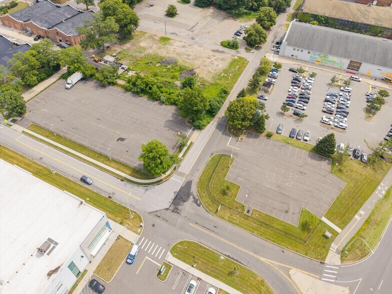 More Photos Of 107 Charles Lindbergh Blvd, Garden City Land For Lease