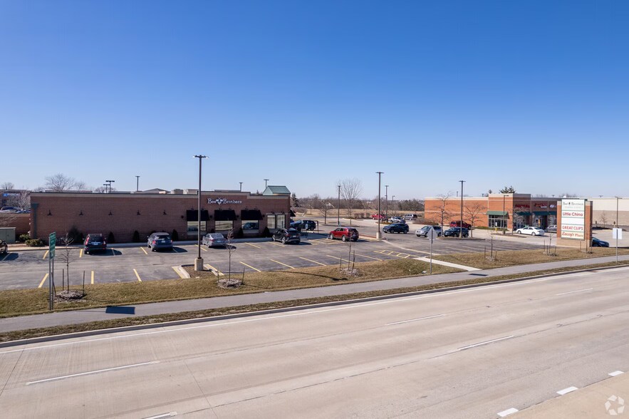 More Photos Of 401-445 N Weber Rd, Romeoville Unknown For Lease