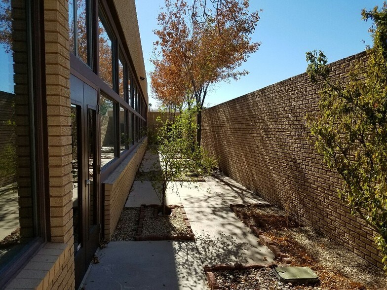 More Photos Of 5040 Edna Ave, Las Vegas Office For Lease