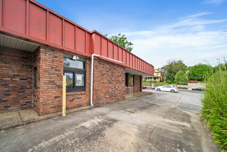 More Photos Of 514 N College Ave, Fayetteville Restaurant For Sale