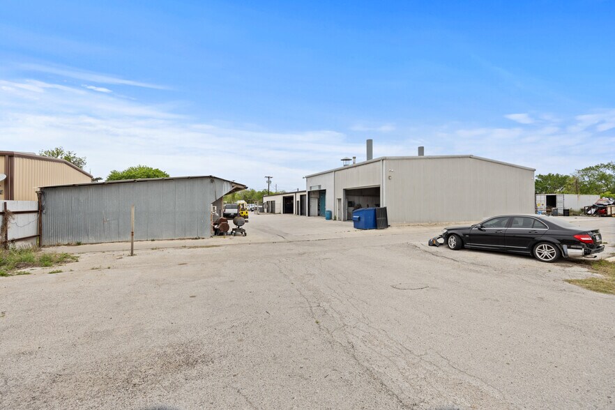 More Photos Of 955 W Kingsbury St, Seguin Auto Repair For Sale