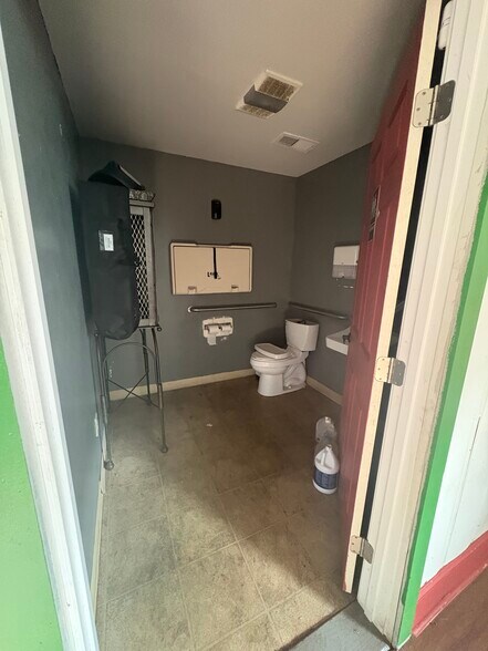 More Photos Of 659 Atlanta St, Roswell Restaurant For Sale