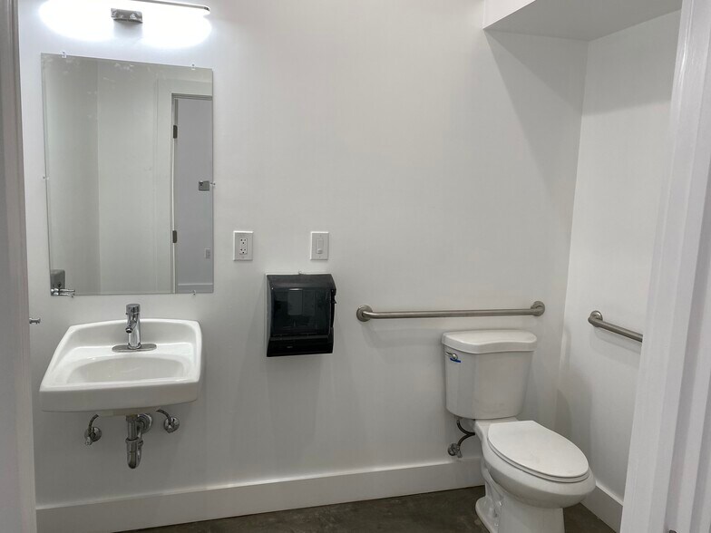 More Photos Of 515 11th St SE, Washington Storefront Retail Office For Lease