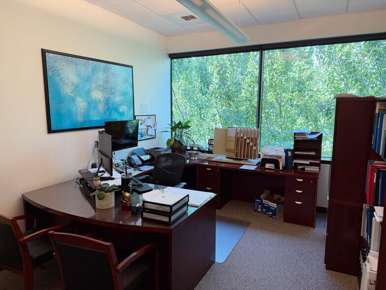 More Photos Of 8060 SW Pfaffle St, Tigard Office For Sale