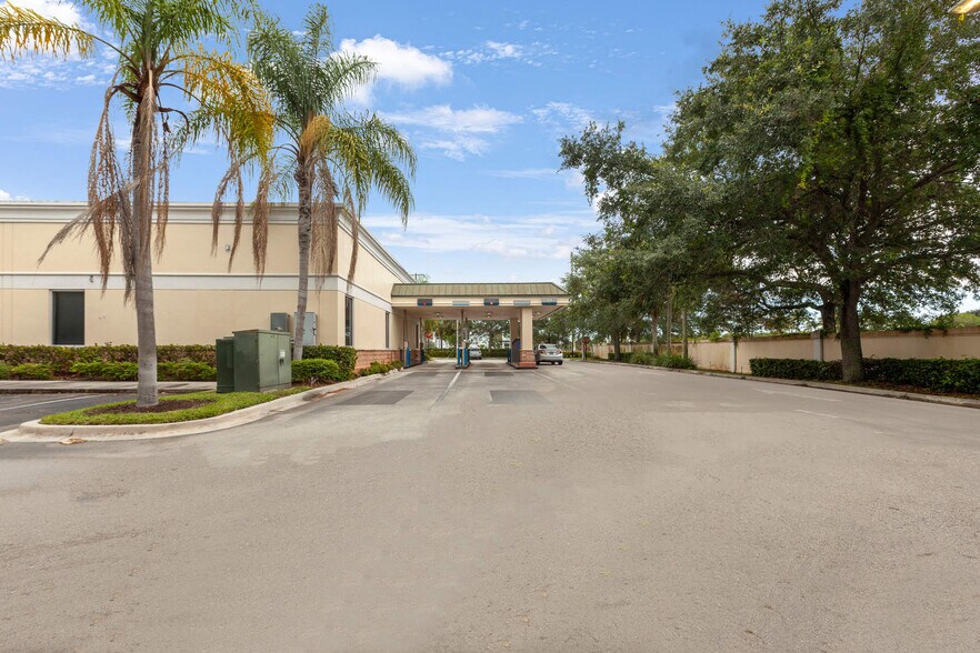 More Photos Of 4931 S Military Trl, Green Acres Bank For Sale