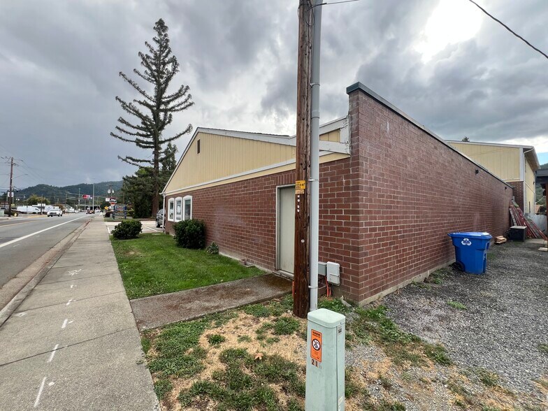 More Photos Of 211 Pine St, Rogue River General Retail For Sale