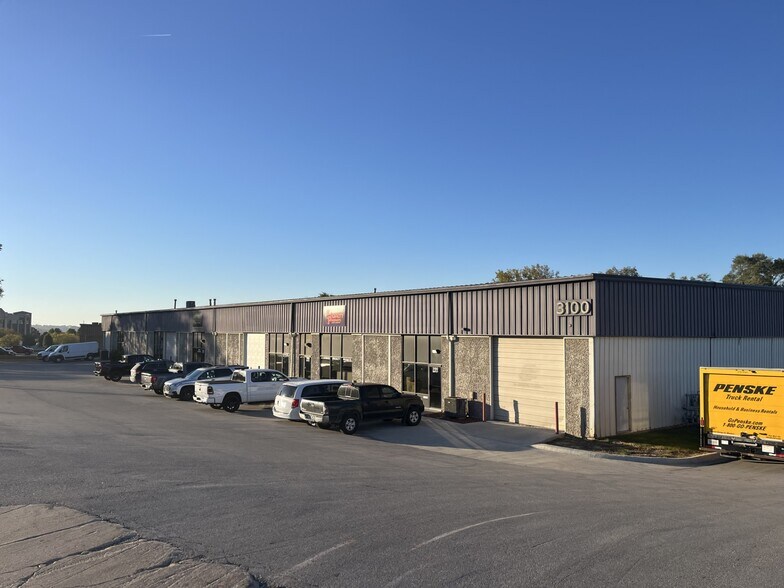 Primary Photo Of 3100 Justin Dr, Urbandale Flex For Lease