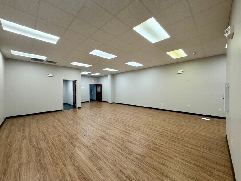 More Photos Of 2688 DeKalb Ave, Sycamore Freestanding For Lease