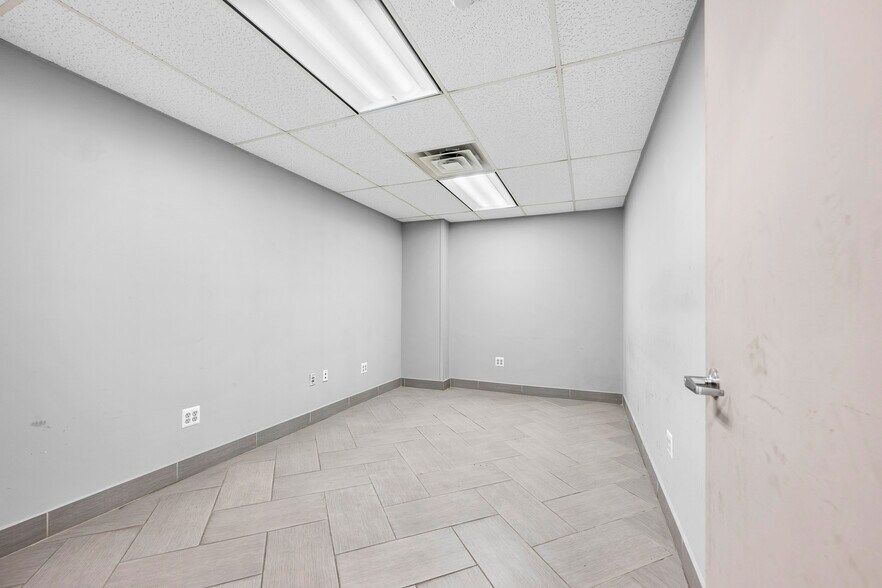 More Photos Of 2727 S Beech Daly Rd, Dearborn Heights Warehouse For Sale